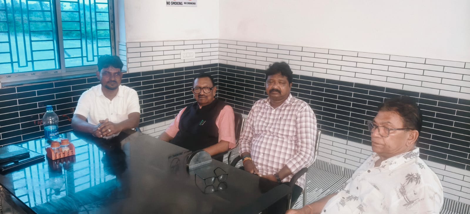 धनारडीह घटना को लेकर सांसद नलिन सोरेन से मिले पूर्व मुखिया, शांति और सौहार्द बनाए रखने की अपील